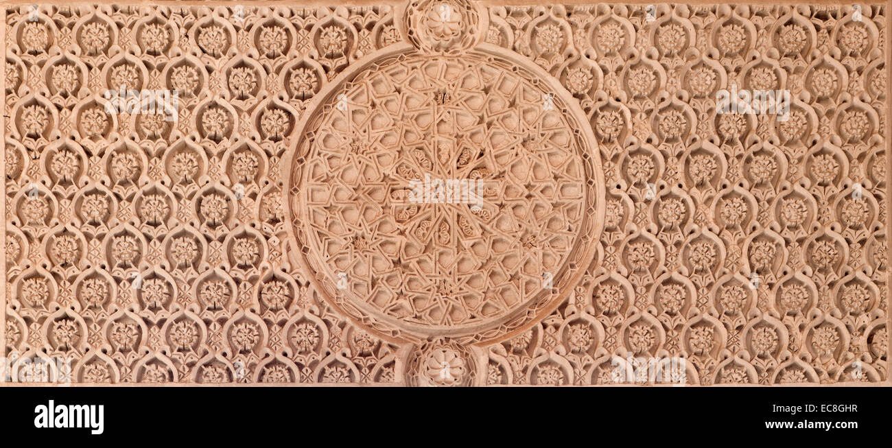 Siviglia, Spagna - 28 ottobre 2014: il dettaglio di stucco in stile mudejar nel cortile di Casa de Pilatos. Foto Stock