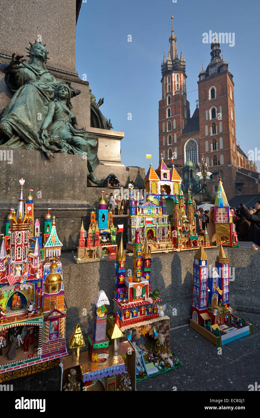 Polonia Cracovia Natale Presepe Szopki sul display principale piazza Adam Mickiewicz statua Foto Stock