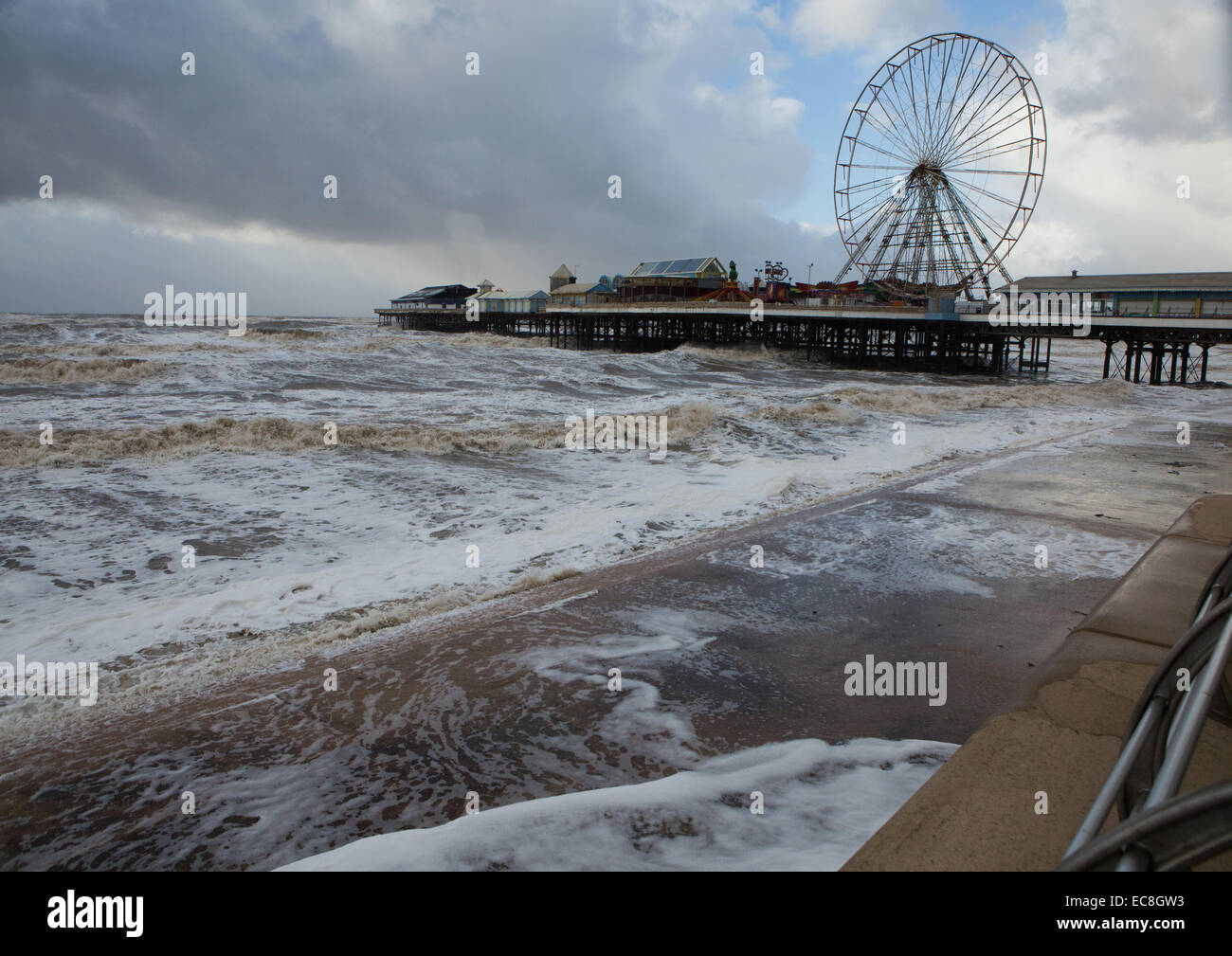 Blackpool, Lancashire, Regno Unito. 10 dicembre, 2014. Central Pier di Blackpool durante il meteo bomba, 10.12.14 Credito: Ian WALKER/Alamy Live News Foto Stock