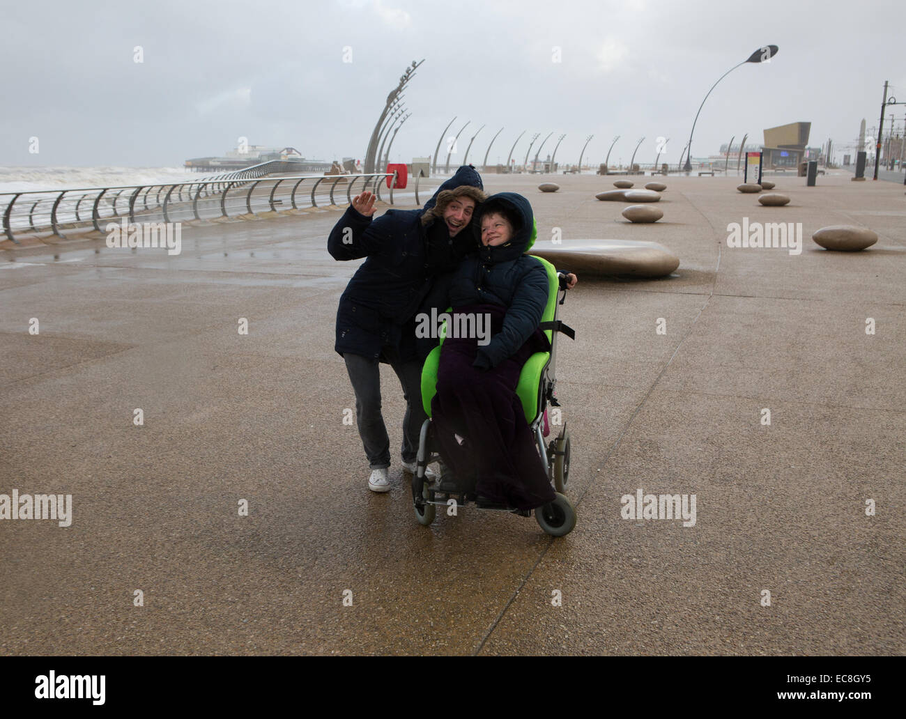 Blackpool, Lancashire, Regno Unito. 10 dicembre, 2014. Johnny & Shelly Rodi sul lungomare di Blackpool durante il meteo bomba, 10.12.14 Credito: Ian WALKER/Alamy Live News Foto Stock