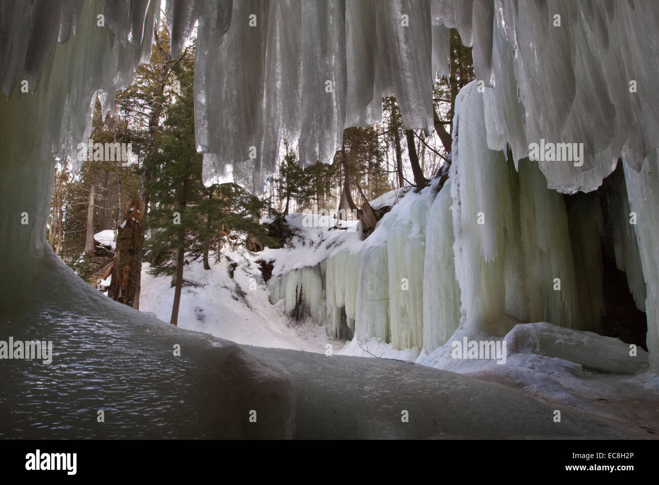 Guardando dall'interno fuori a Eben caverna di ghiaccio in Eben, Michigan Foto Stock