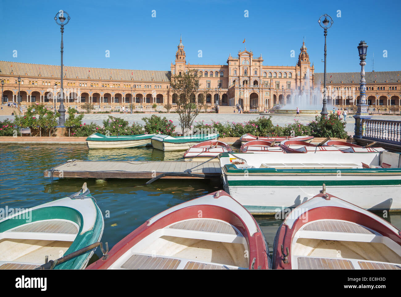 Siviglia - Plaza de Espana progettato da Anibal Gonzalez (1920s) in Art Deco e stile Neo-Mudejar. Foto Stock