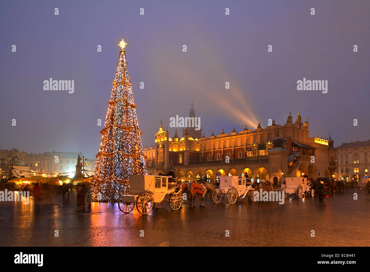 Polonia Cracovia Mercatino di Natale Rynek Glowny Twilight Foto Stock