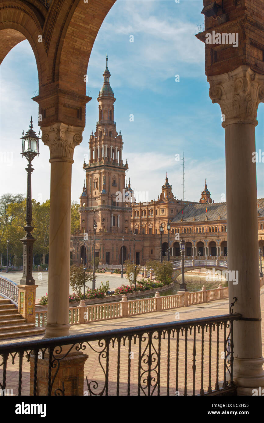 Siviglia - il portico della Plaza de Espana piazza progettata da Anibal Gonzalez (1920s) in Art Deco e stile Neo-Mudejar. Foto Stock