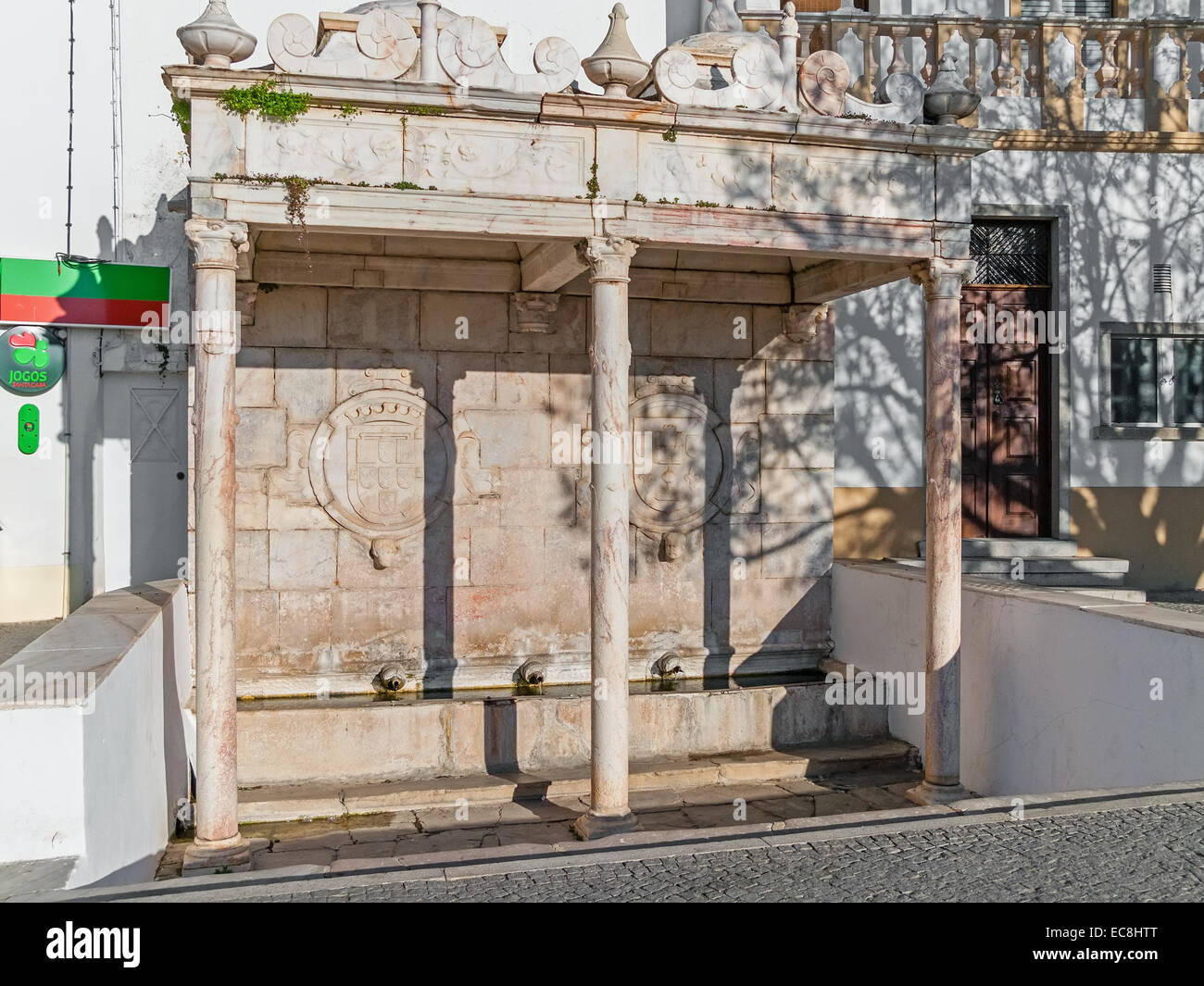 Il 'Fontinha', una fontana rinascimentale in Piazza della Repubblica, a Alter do Chão, distretto di Portalegre, Portogallo. Foto Stock