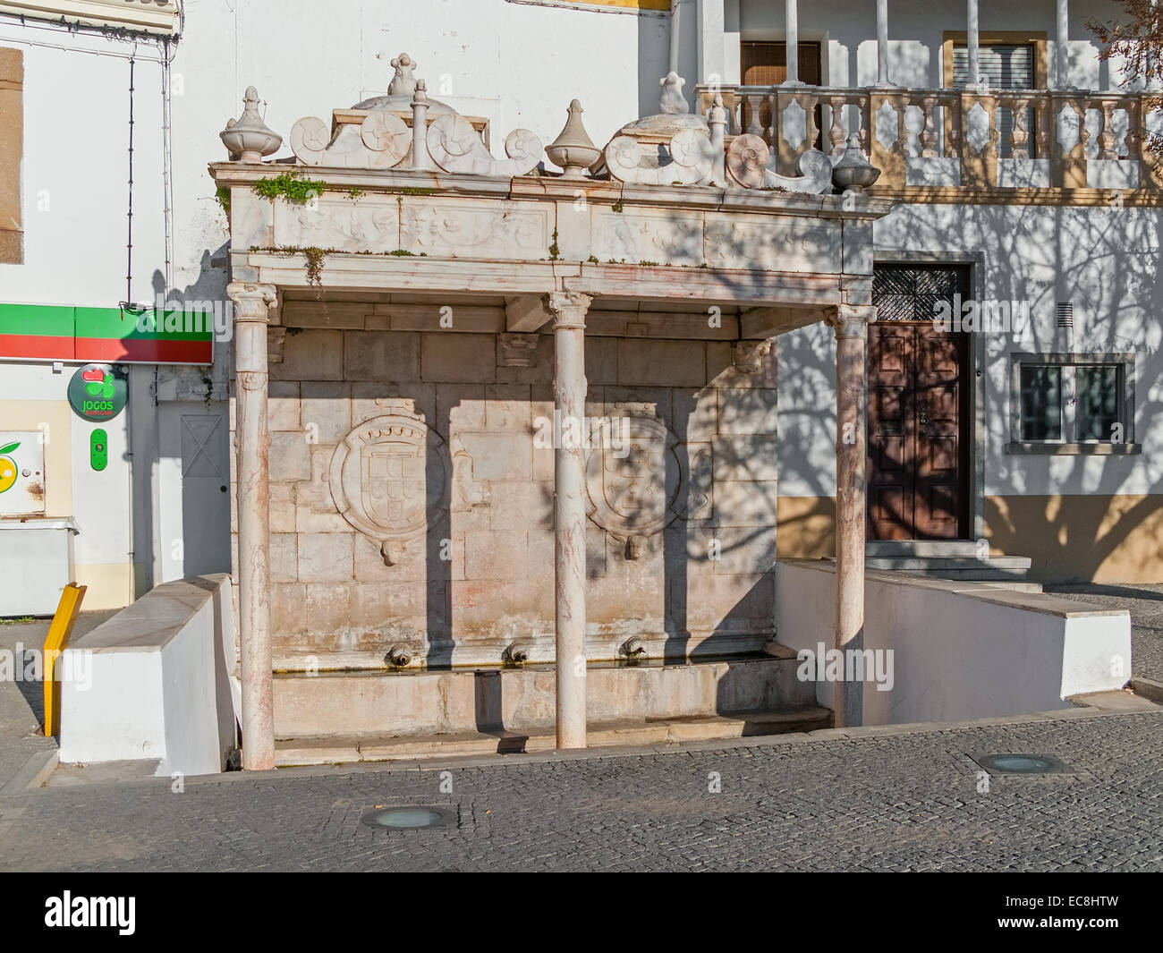 Il 'Fontinha', una fontana rinascimentale in Piazza della Repubblica, a Alter do Chão, distretto di Portalegre, Portogallo. Foto Stock