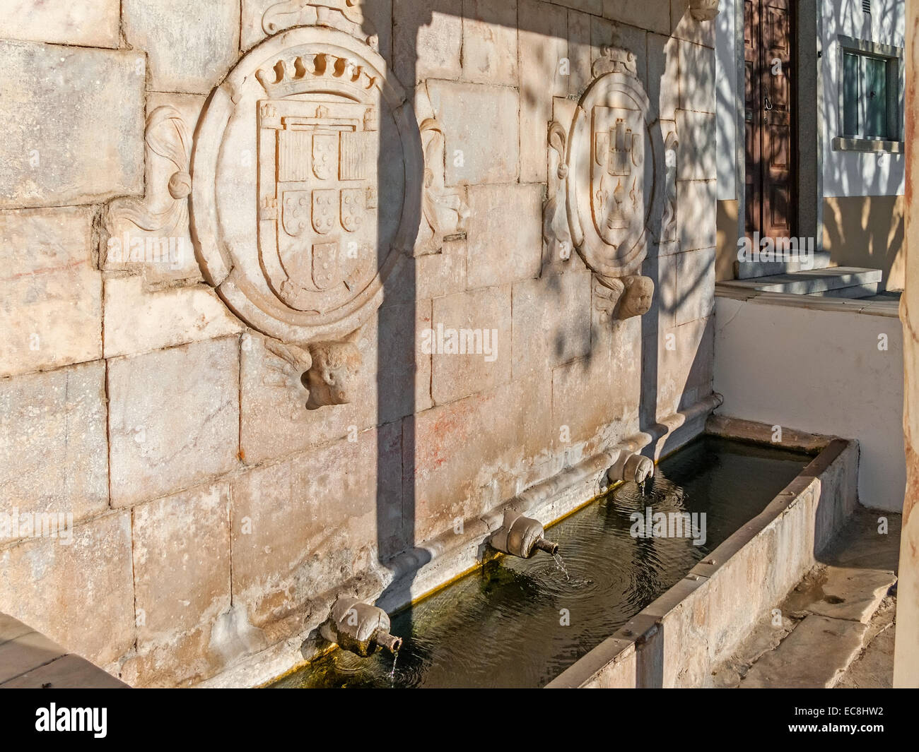 Fontana rinascimentale in Piazza della Repubblica, Alter do Chão, distretto di Portalegre, Portogallo. Dettaglio del portoghese stemma. Foto Stock