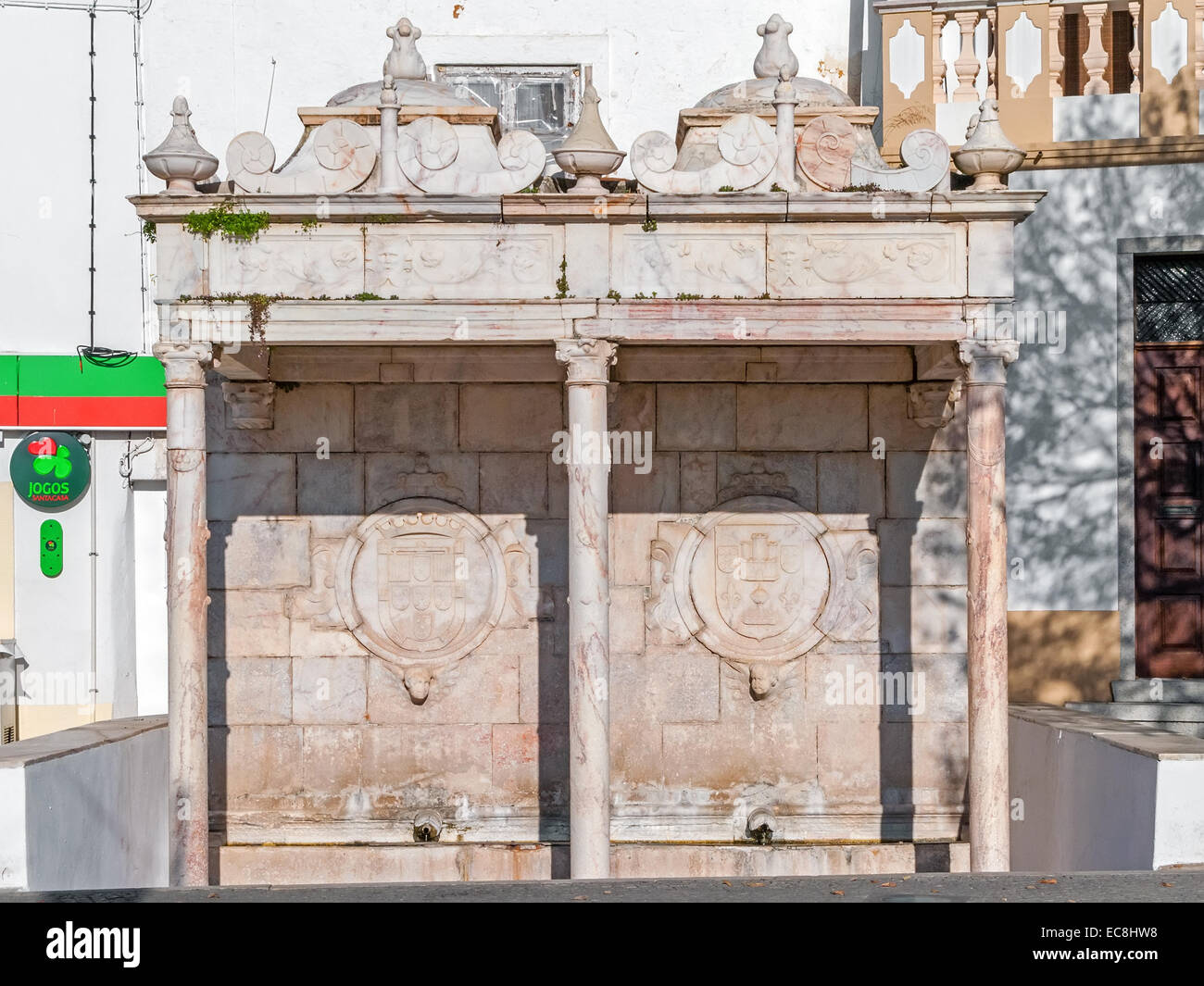 Il 'Fontinha', una fontana rinascimentale in Piazza della Repubblica, a Alter do Chão, distretto di Portalegre, Portogallo. Foto Stock
