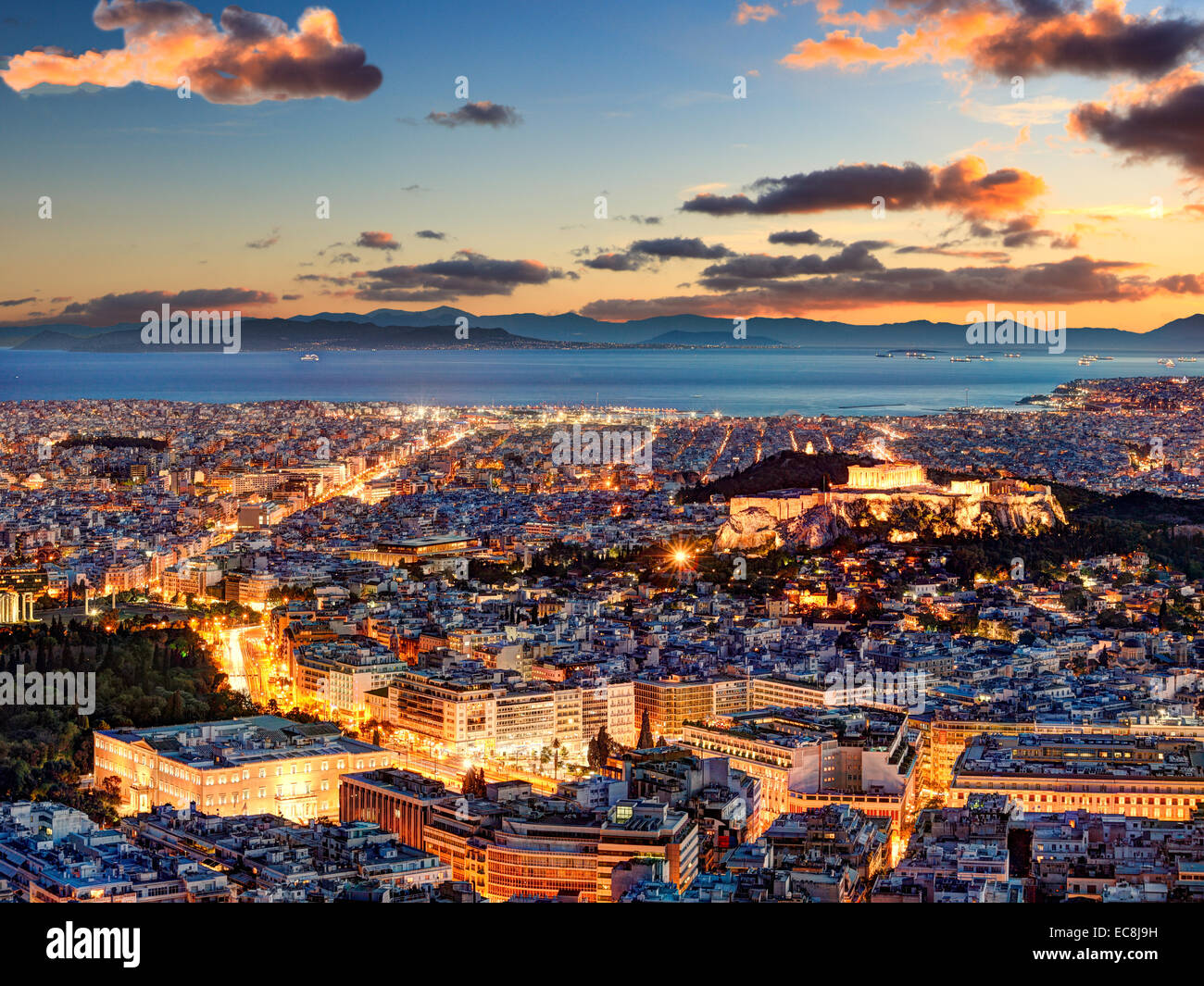 Atene dopo il tramonto con una vista del Partenone dell'Acropoli e del Parlamento e isole del golfo Saronico in Grecia Foto Stock