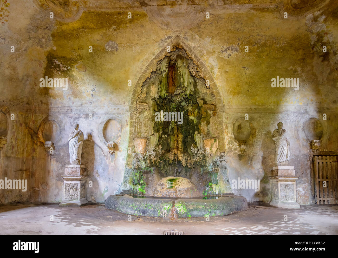 Il teatro del grande fontana sul Colle Palatino è un ninfeo denominato Fontana della pioggia. Si tratta di una grotta artificiale in Foto Stock