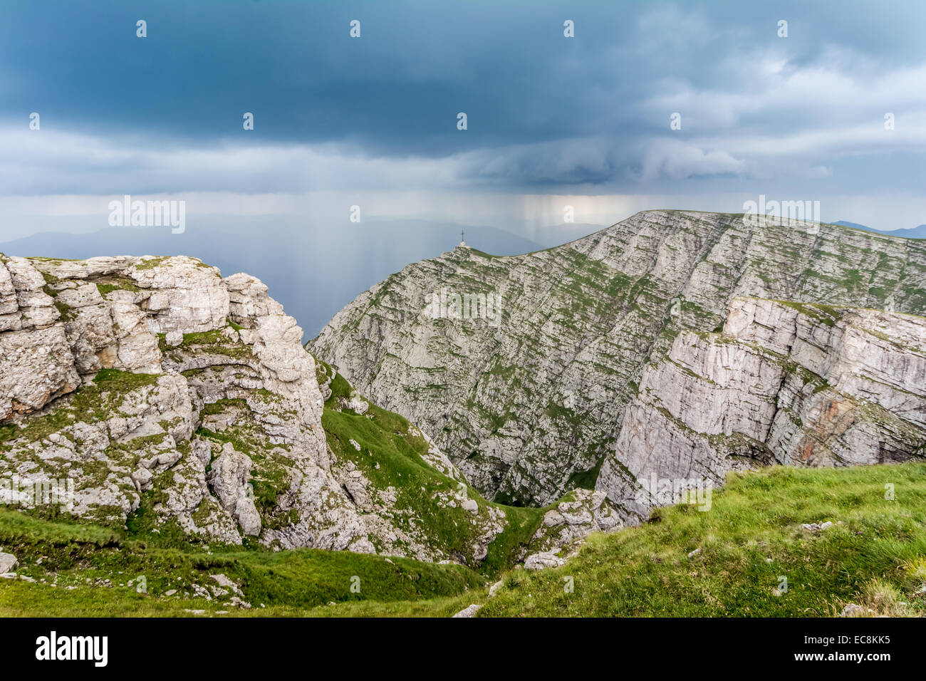 Mountaines paesaggio di Bucegi, Romania con cielo grigio prima della tempesta Foto Stock