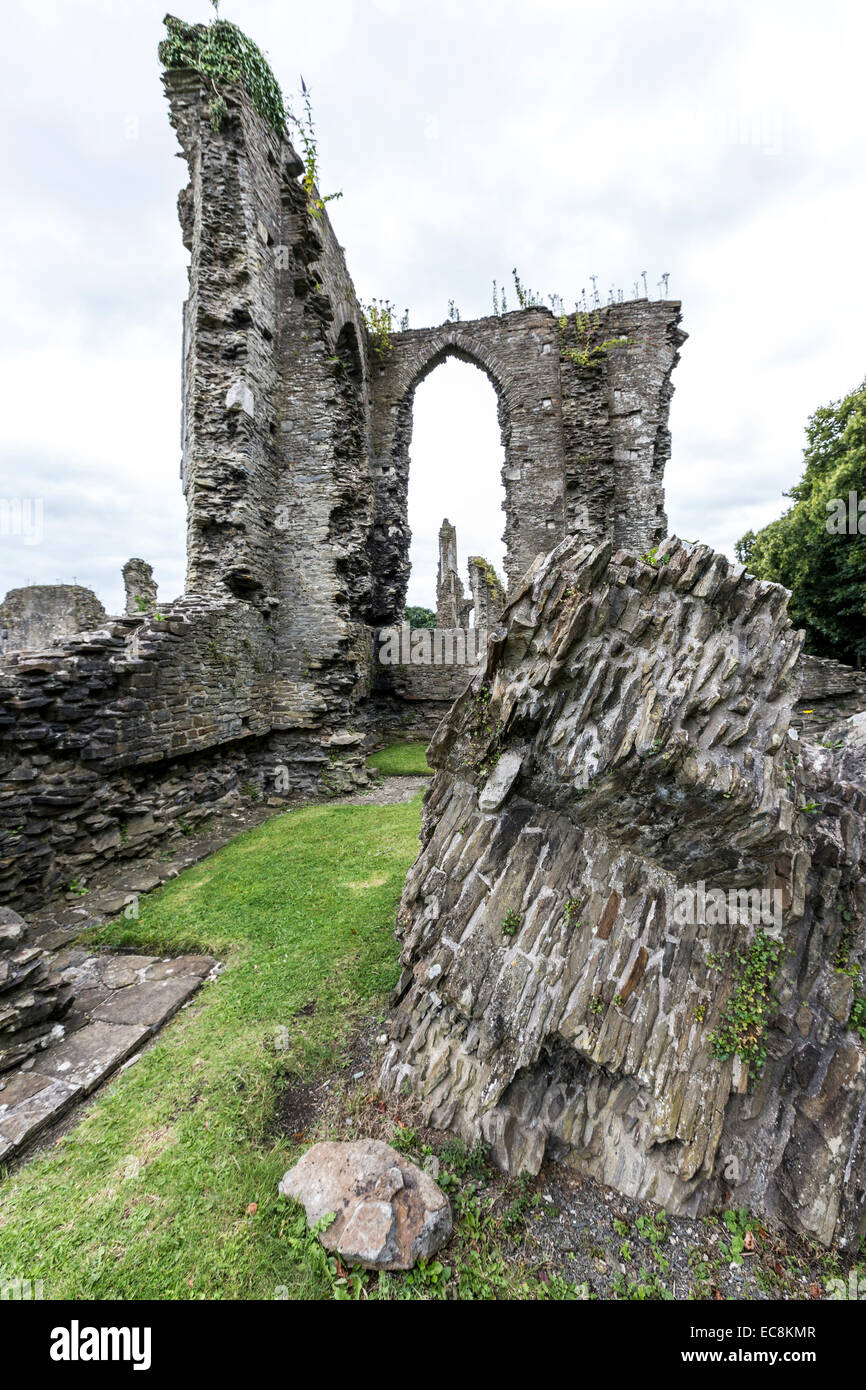 Neath Abbey rovine con sezione di caduta del muro, Neath, Glanmorgan, Wales, Regno Unito Foto Stock