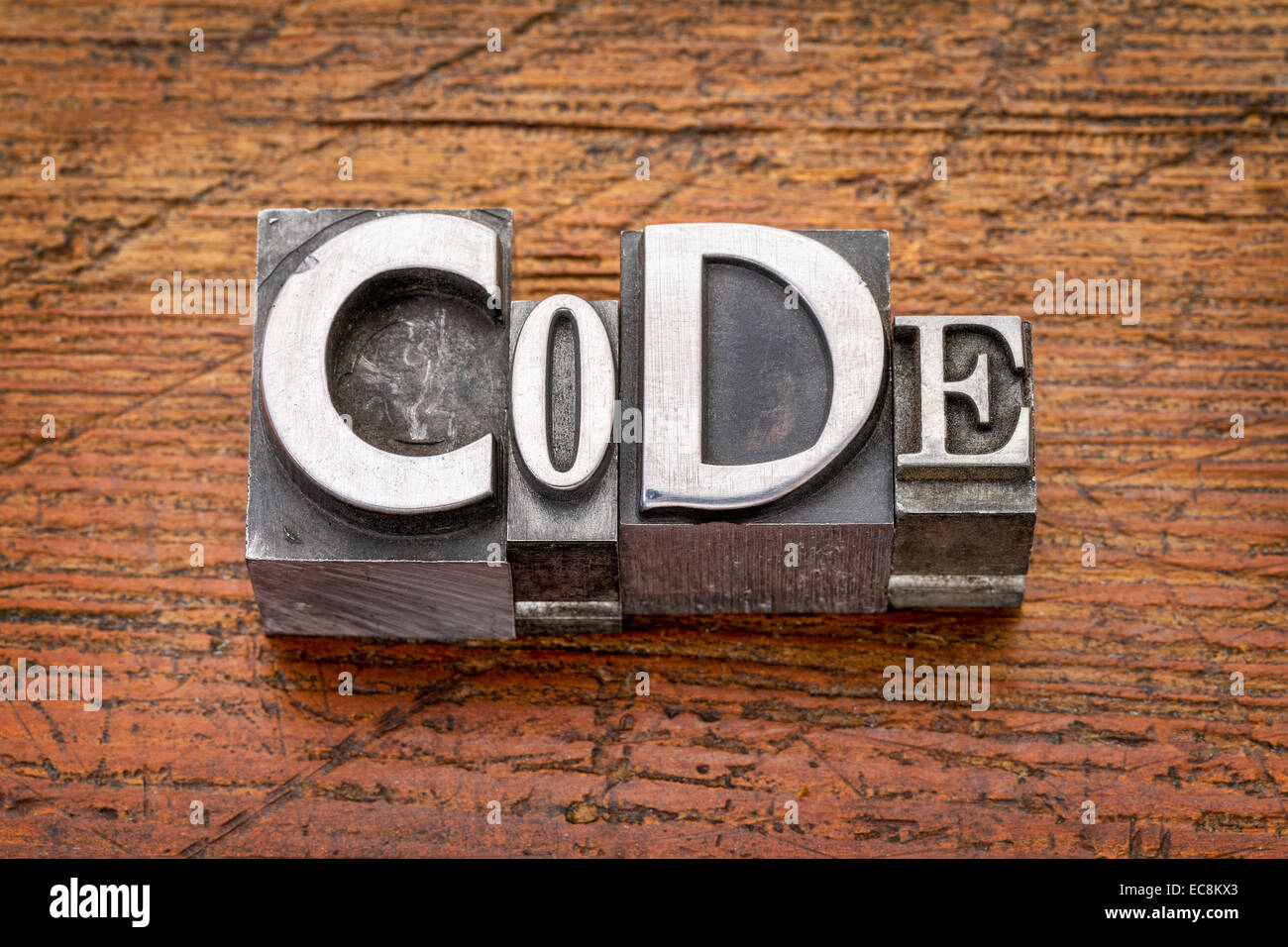 Parola di codice in misti metallo vintage tipo blocchi di stampa su legno di grunge Foto Stock