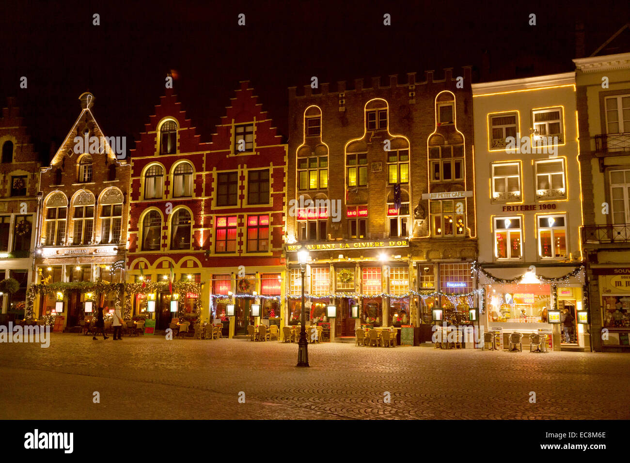 Ristoranti e bar nella piazza del mercato ( Markt Square ) di notte, Bruges, Belgio, Europa Foto Stock