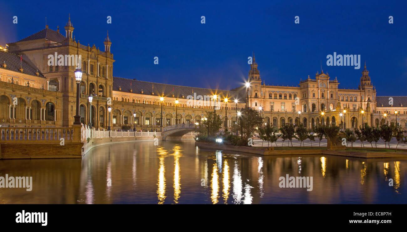 Siviglia - Plaza de Espana progettato da Ani-bal Gonzalez (1920s) in Art Deco e stile Neo-Mudejar nel crepuscolo serale. Foto Stock