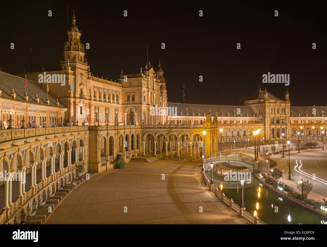Siviglia - Plaza de Espana progettato da Ani-bal Gonzalez (1920s) in Art Deco e stile Neo-Mudejar di notte. Foto Stock