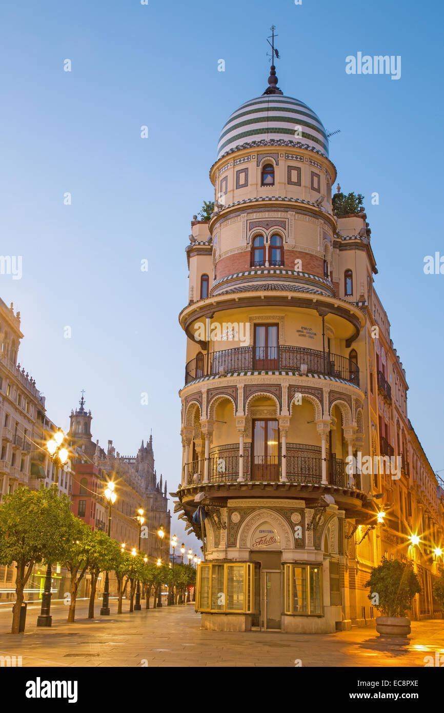 Siviglia, Spagna - 29 ottobre 2014: l'edificio in stile neo-stile mudéjar su Avenida de la Constitucion street in mattinata al tramonto. Foto Stock