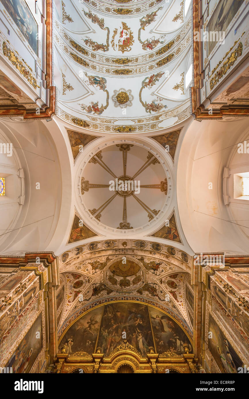 Siviglia, Spagna - 29 ottobre 2014: la cupola barocca e il soffitto della chiesa basilica del Maria Auxiliadora. Foto Stock