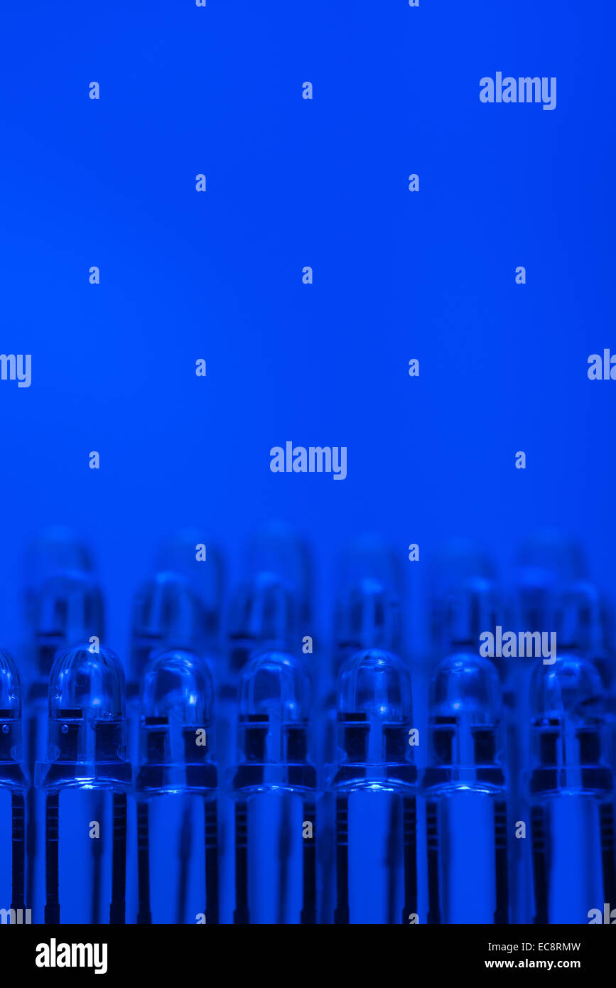 Close up della fila di led luce di diodi emettitori di luce come parte di un circuito di illuminazione con anodo e catodo Foto Stock