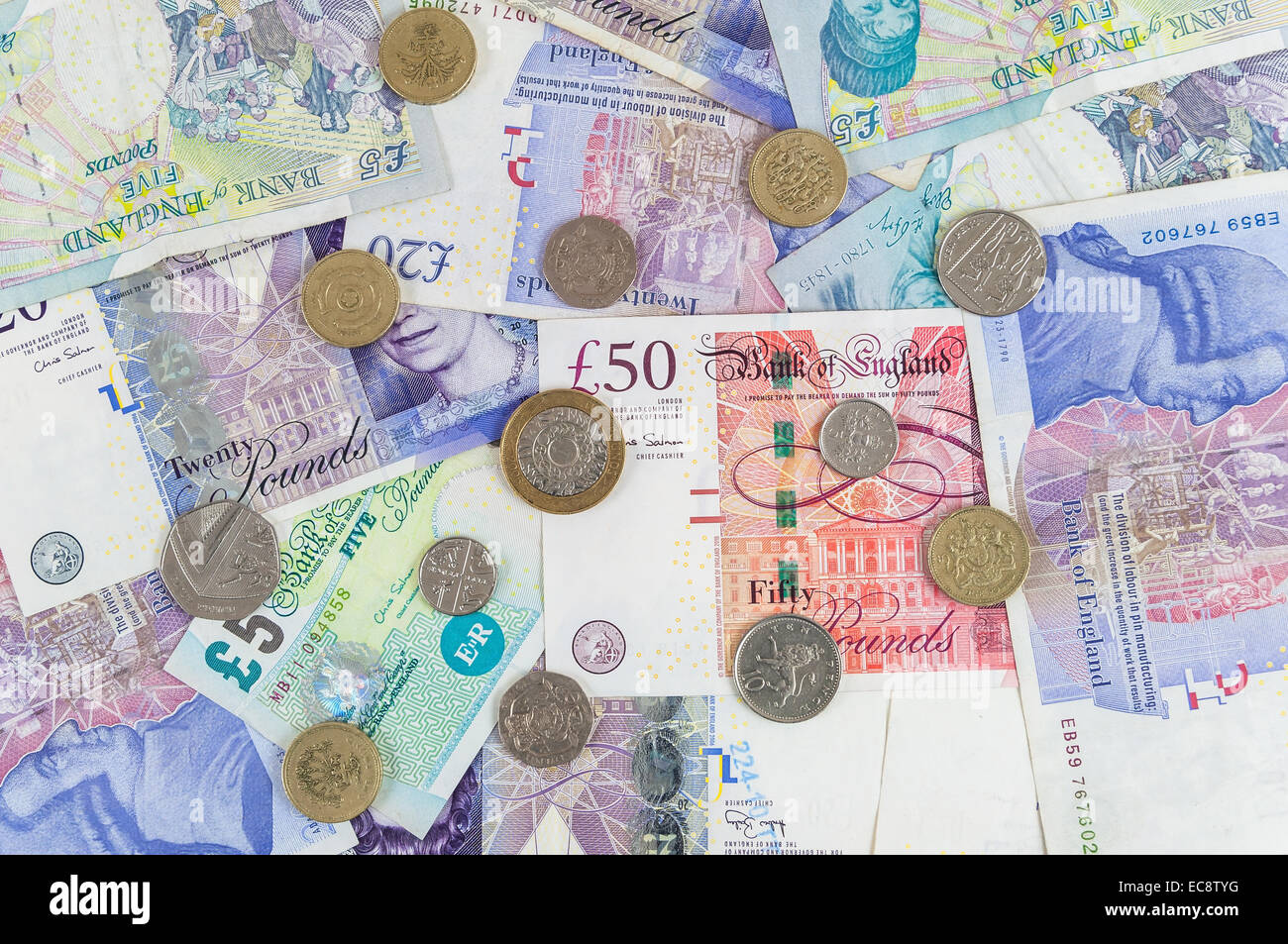 Sfondo costituito di sterline inglese le banconote e le monete in euro Foto Stock
