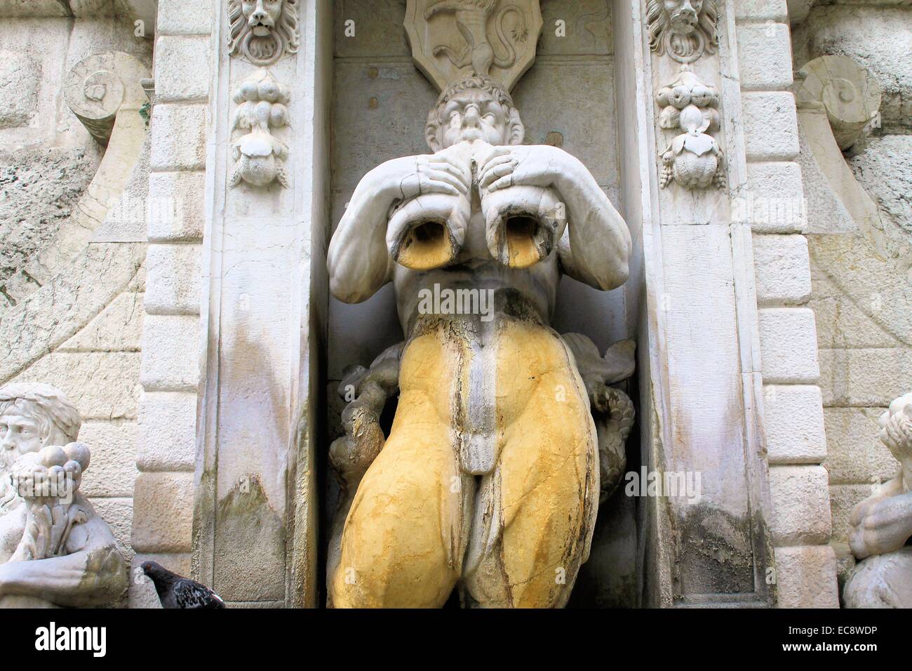 Statua di marmo ai piedi di una storica torre a Brescia in Italia Foto Stock