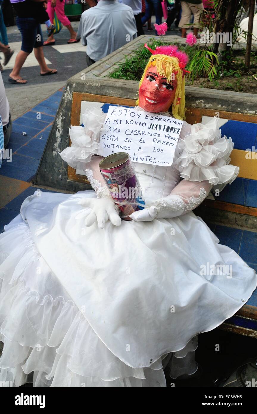 Abito da sposa - marionette per ustioni sul cenone di capodanno con ballo -  2013 - Mercato di Tumbes. Dipartimento di Tumbes .PERÙ Foto stock - Alamy