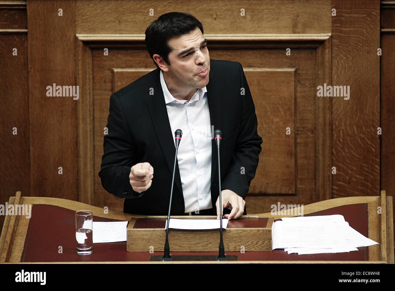 La Grecia del principale leader dell opposizione Alexis Tsipras del partito Syriza parla nel corso di una riunione del Parlamento per una votazione sul paese del bilancio 2015 in Atene domenica 7 dicembre, 2014. Foto Stock