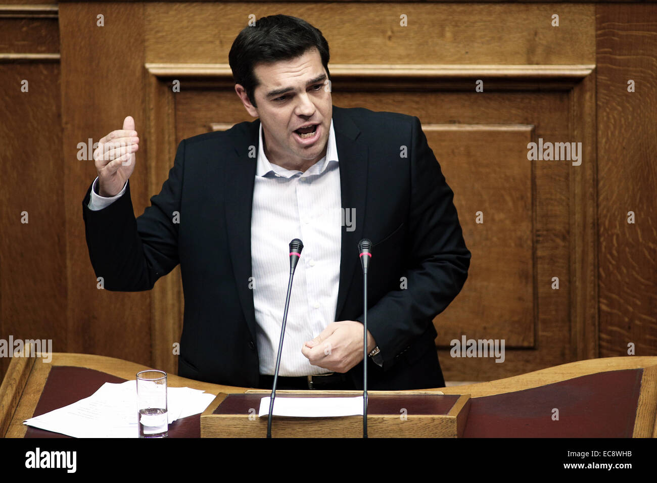 La Grecia del principale leader dell opposizione Alexis Tsipras del partito Syriza parla nel corso di una riunione del Parlamento per una votazione sul paese del bilancio 2015 in Atene domenica 7 dicembre, 2014. Foto Stock