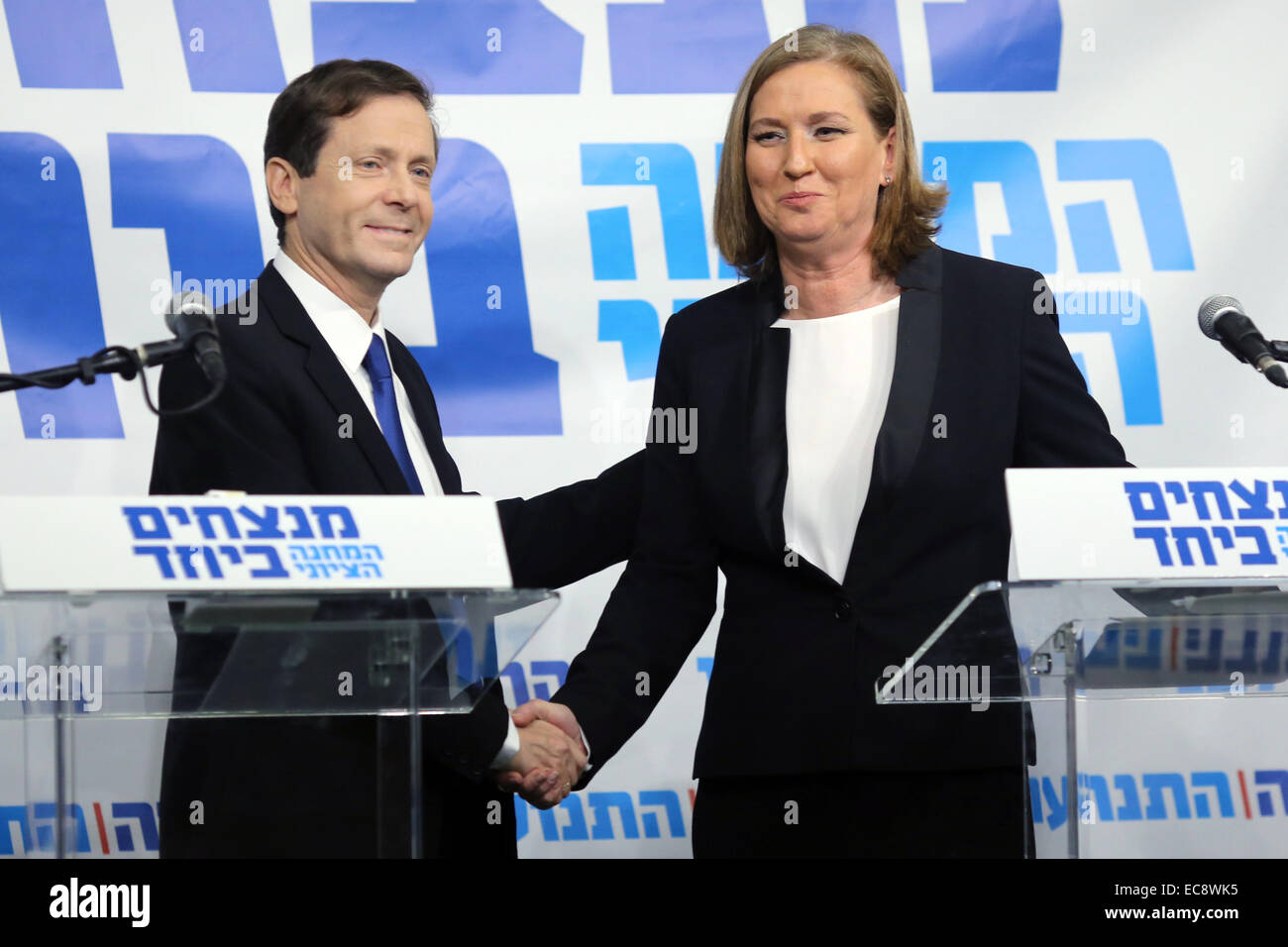 (141210) - TEL AVIV, Dic 10, 2014 (Xinhua) -- laburisti israeliani chief Yitzhak Herzog (L) scuote le mani con Israele dell ex ministro della giustizia Tzipi Livni durante una conferenza stampa a Tel Aviv, Israele, a Dic. 10, 2014. Israele dell ex ministro della giustizia Tzipi Livni e il Partito Laburista chief Yitzhak Herzog ha annunciato mercoledì sono di unire le vostre mani prima del marzo 17 elezioni. In una conferenza stampa congiunta in Tel Aviv Mercoledì, Herzog, presidente del più grande centro-sinistra opposizione parlamentare e la Livni, capo del centro-sinistra Hatnua partito, ha annunciato il centro-sinistra elenco comune, mirando alla fine Foto Stock