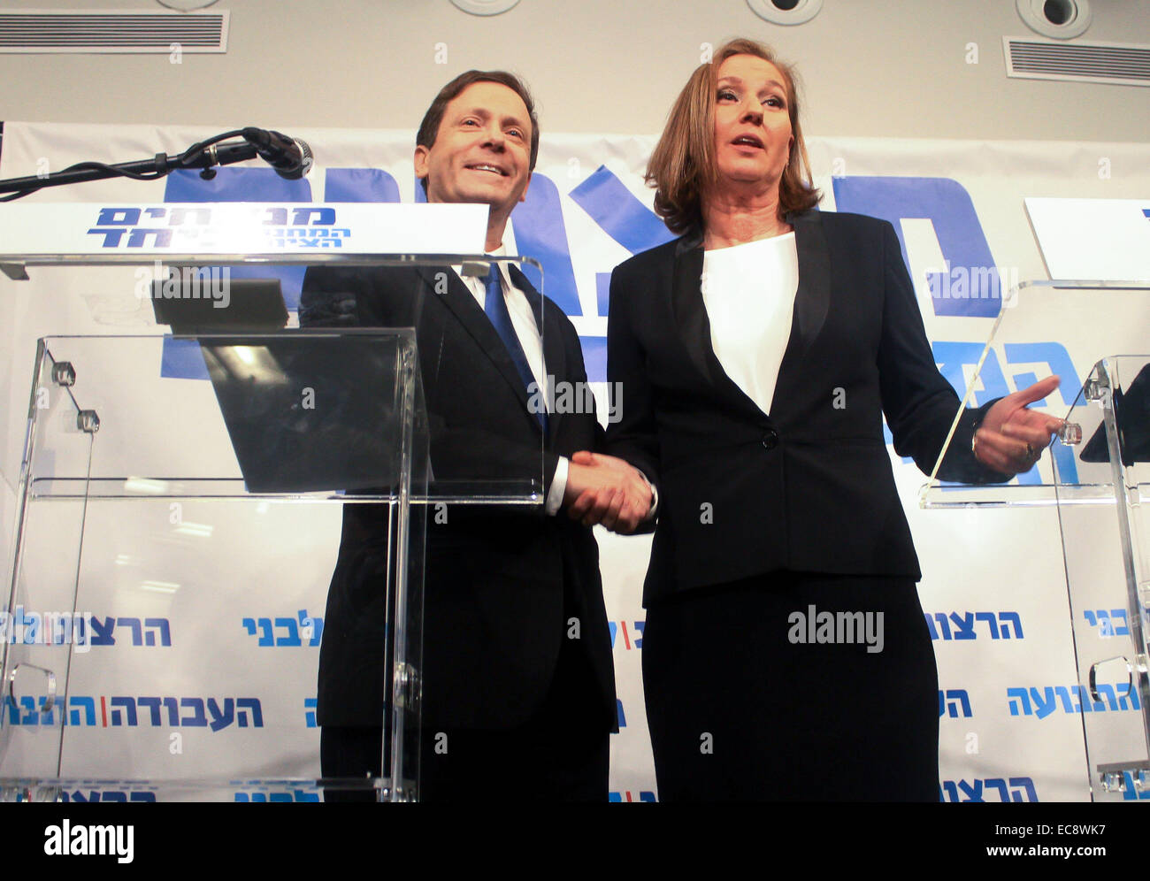 (141210) - TEL AVIV, Dic 10, 2014 (Xinhua) -- laburisti israeliani chief Yitzhak Herzog (L) scuote le mani con Israele dell ex ministro della giustizia Tzipi Livni durante una conferenza stampa a Tel Aviv, Israele, a Dic. 10, 2014. Israele dell ex ministro della giustizia Tzipi Livni e il Partito Laburista chief Yitzhak Herzog ha annunciato mercoledì sono di unire le vostre mani prima del marzo 17 elezioni. In una conferenza stampa congiunta in Tel Aviv Mercoledì, Herzog, presidente del più grande centro-sinistra opposizione parlamentare e la Livni, capo del centro-sinistra Hatnua partito, ha annunciato il centro-sinistra elenco comune, mirando alla fine Foto Stock