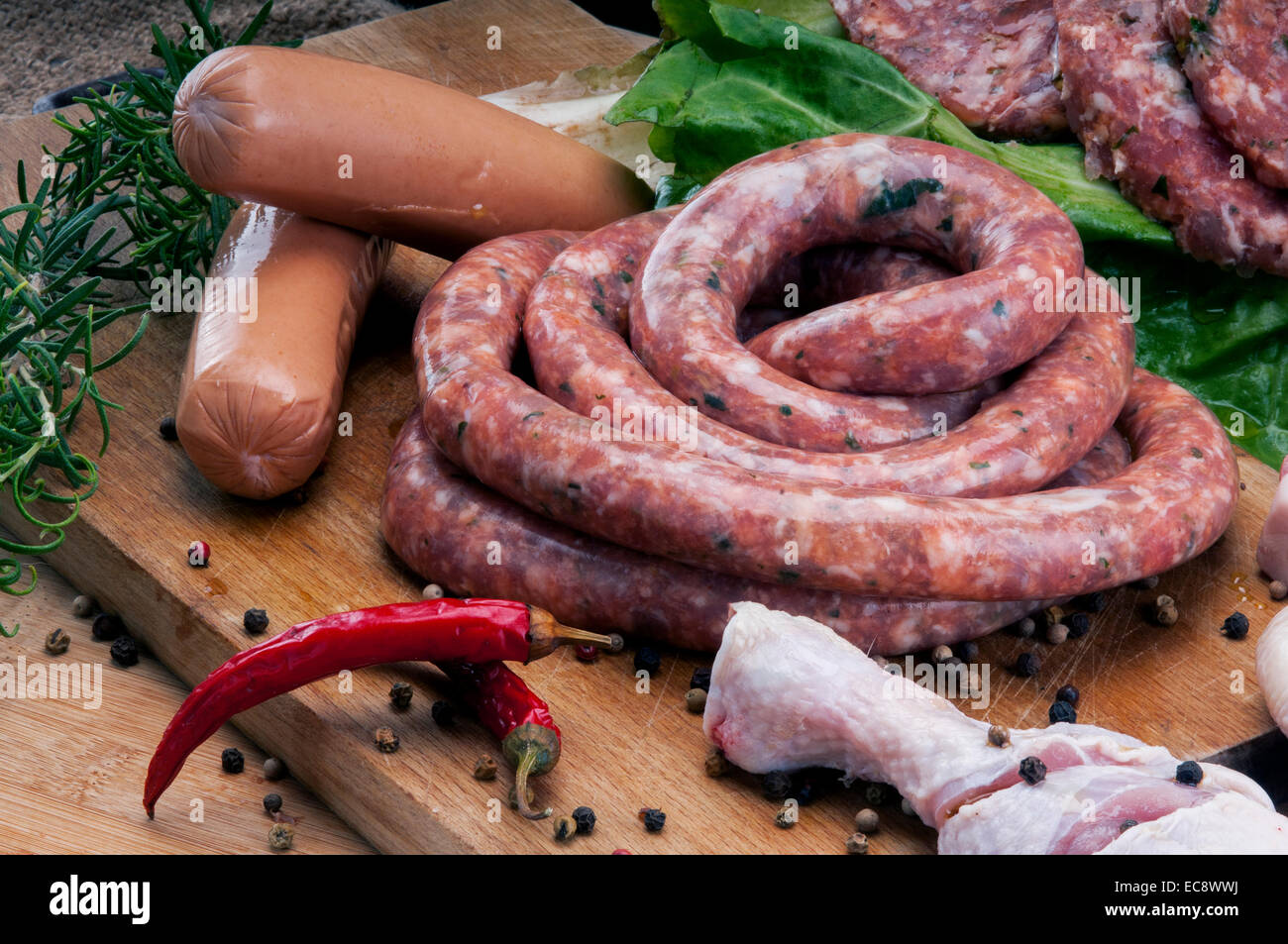 Carne cruda mix: pollame, salsicce, carne di maiale Foto Stock