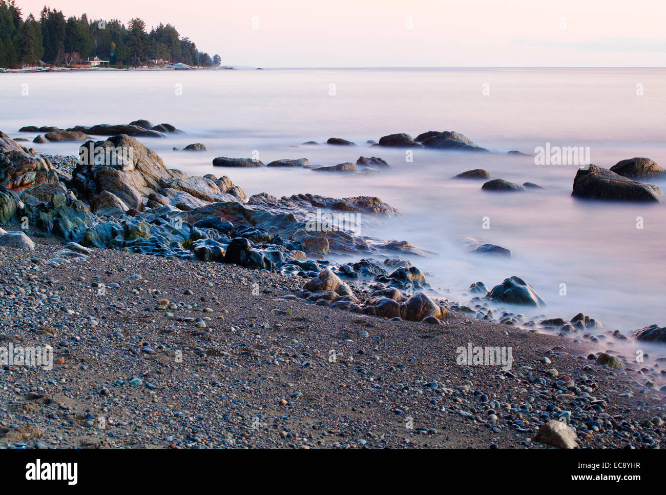 Una lunga esposizione di rocce e paesaggi marini in Sechelt, BC, Canada Foto Stock
