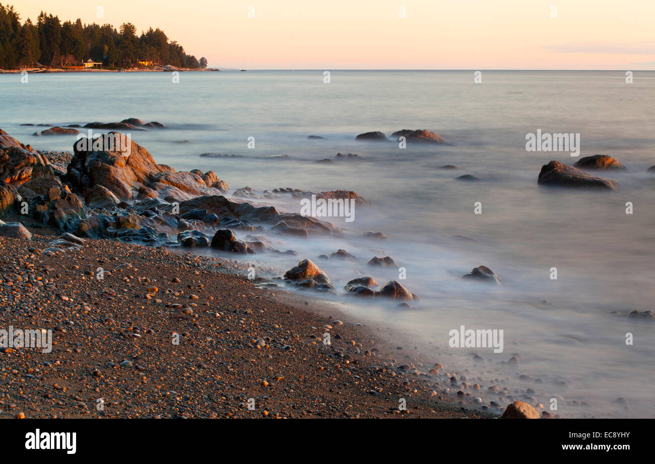 Una lunga esposizione di rocce e paesaggi marini in Sechelt, BC, Canada Foto Stock