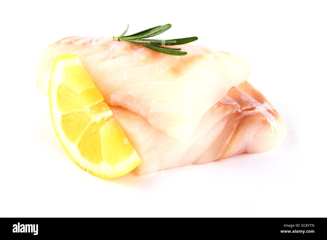Merluzzo bianco Filetto di pesce con limone e rosmarino su bianco, isolato Foto Stock