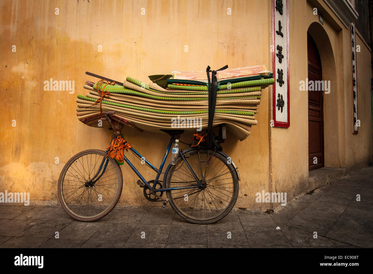 Bicicletta sulla strada di Hanoi Foto Stock