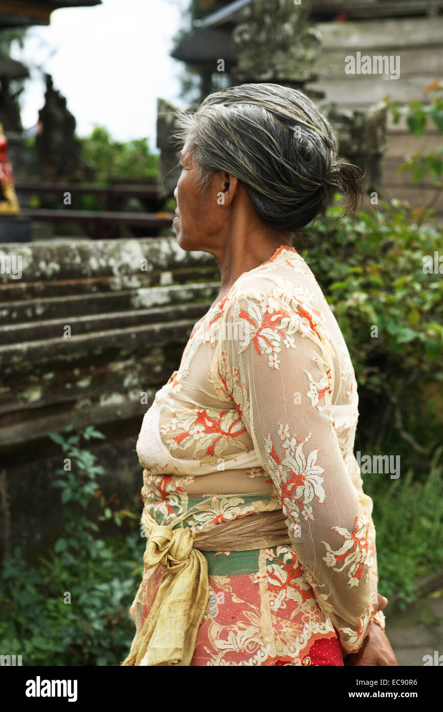 Donna Balinese in abbigliamento tradizionale al tempio Batur Foto Stock