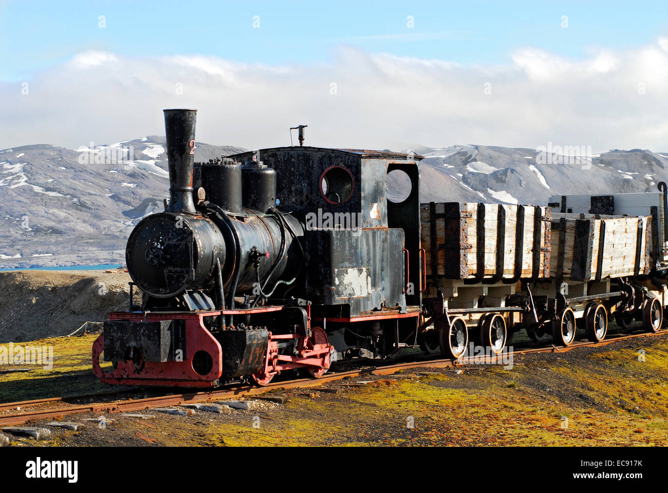 Lo stock foto mostra la miniera aboundoned treno sul display in remoto villaggio di Ny Alesund in Spitzbergen che appartiene alla Norvegia Foto Stock