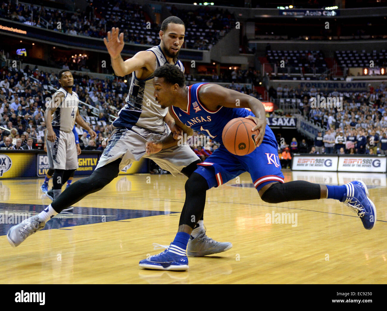 Washington, DC, Stati Uniti d'America. Decimo Dec, 2014. 201411210 - Kansas guard Wayne Selden Jr. (1) dribbling contro Georgetown avanti Paolo bianco (13) nella prima metà di un NCAA di pallacanestro degli uomini di gioco al Verizon Center di Washington. Kansas sconfitto Georgetown, 75-70. © Chuck Myers/ZUMA filo/Alamy Live News Foto Stock