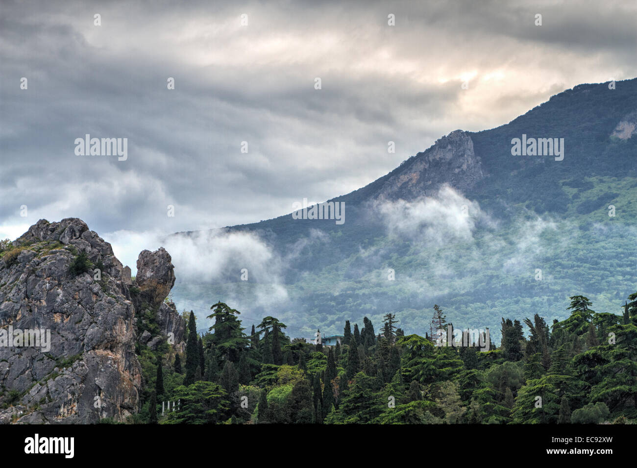 Hurzuf o Gurzuf è un resort in città in Crimea (costa settentrionale del Mar Nero). Il famoso monte di Ayu-Dag (Bear Mountain) Foto Stock