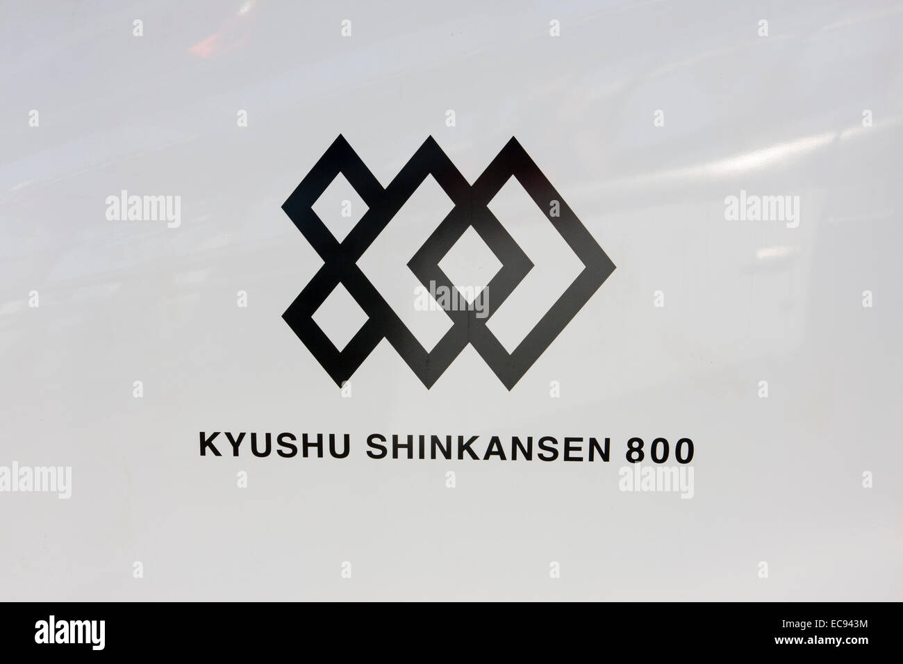 Il logo 'Kyushu Shinkansen 800' sul lato di una serie 800 classe Shinkansen gestito dalla Kyushu Railway Company in Giappone. Foto Stock