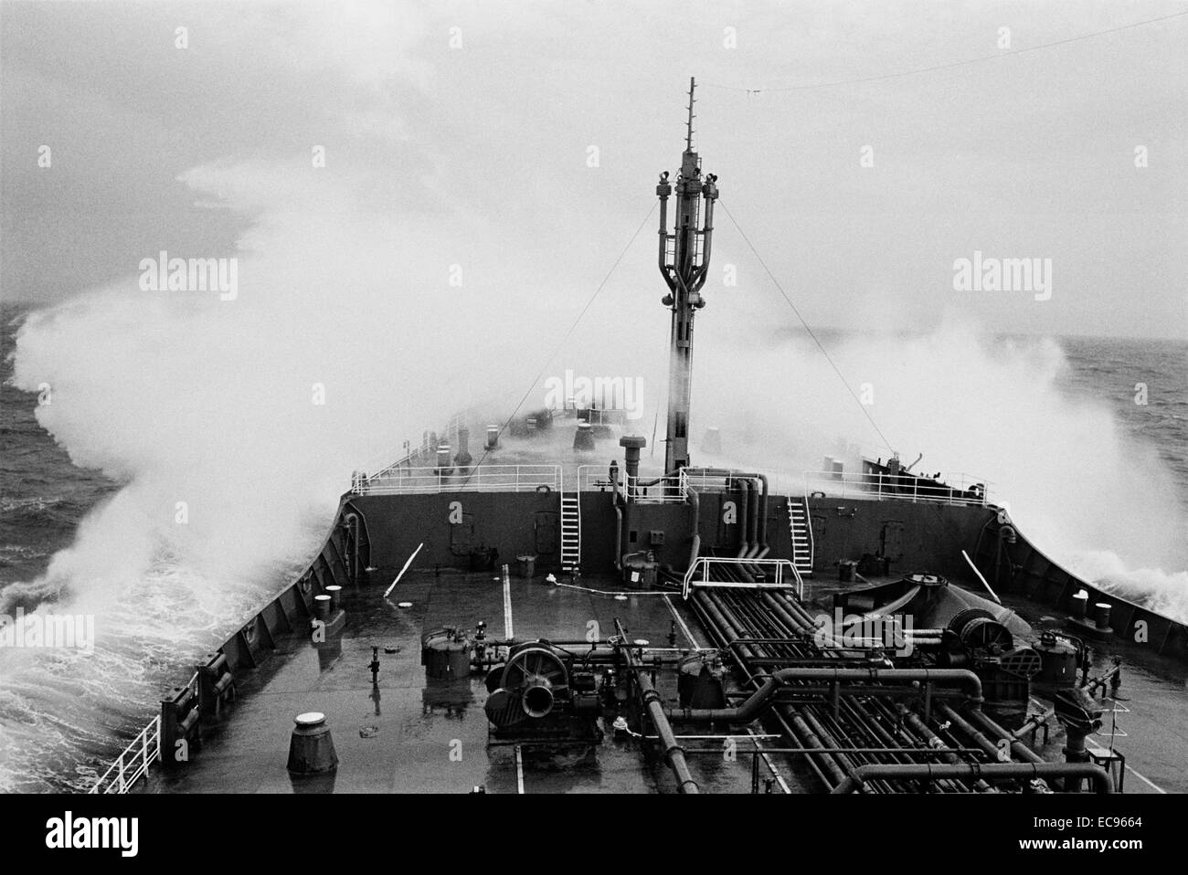 Tanker schiantarsi attraverso le onde, Sud Atlantico Foto Stock