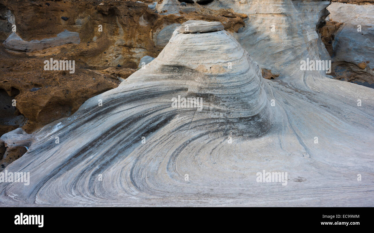 Dettaglio di erosa e weathered rocks formante il lato seaward del cono vulcanico del Montana Amarilla, Costa del Silencio Foto Stock