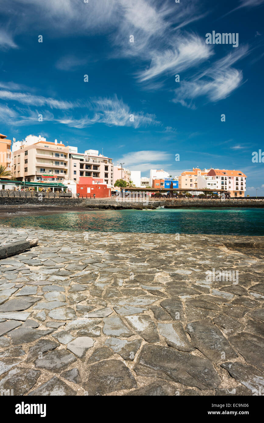 Di fronte al mare e il porto di Puertito de Guimar, uno spagnolo resort per vacanze a Tenerife, Isole Canarie, Spagna Foto Stock