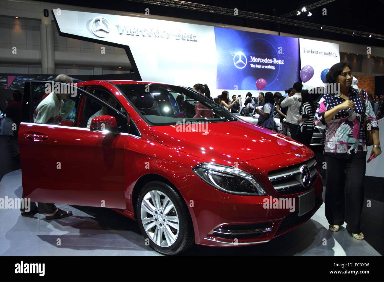 Bangkok, Tailandia. 10 dicembre, 2014. Mezedes Benz R200 sul display durante il trentunesimo Thailandia International Motor Expo 2014 a Muang Thong Thani. L'ultimo giorno del trentunesimo Thailandia International Motor Expo 2014 a IMPACT Arena, Muang Thong Thani a Nonthaburi ha attirato un gran numero di appassionati e organizzatori spera di vendere più di 40.000 veicoli. Credito: John Vincent/Alamy Live News Foto Stock