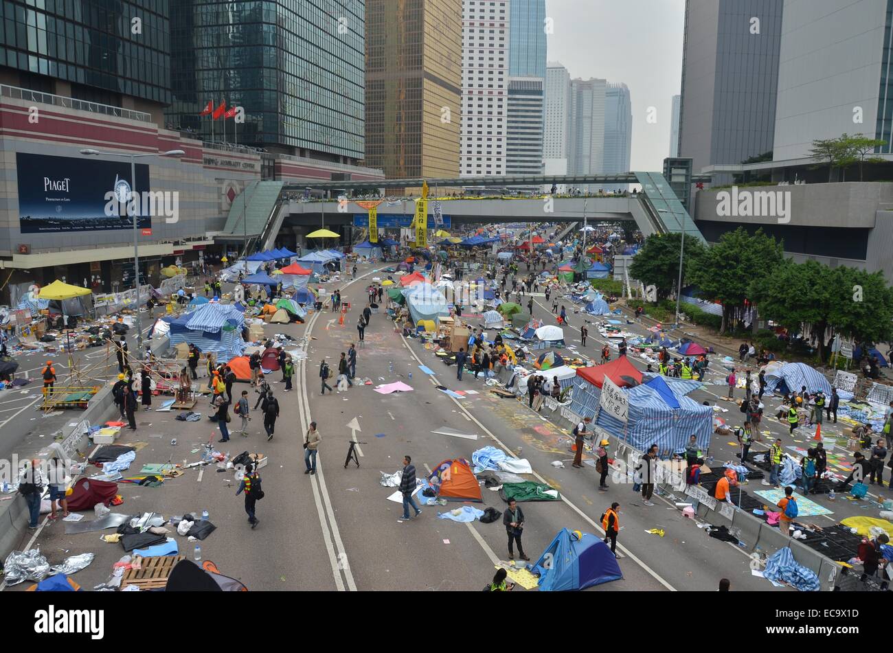 Hong Kong, Cina. 11 dicembre, 2014. Dopo 74 giorni di occupare Hong Kong protesta, polizia emanare una corte ingiunzione a rimuovere i manifestanti e il loro accampamento da Connaught Road Central. Le autorità avevano messo in guardia i manifestanti a lasciare in anticipo del gioco, ma un paio di pro-democrazia manifestanti sono rimasti, portando a una manciata di arresti. Credito: Stefan Irvine/Alamy Live News Foto Stock