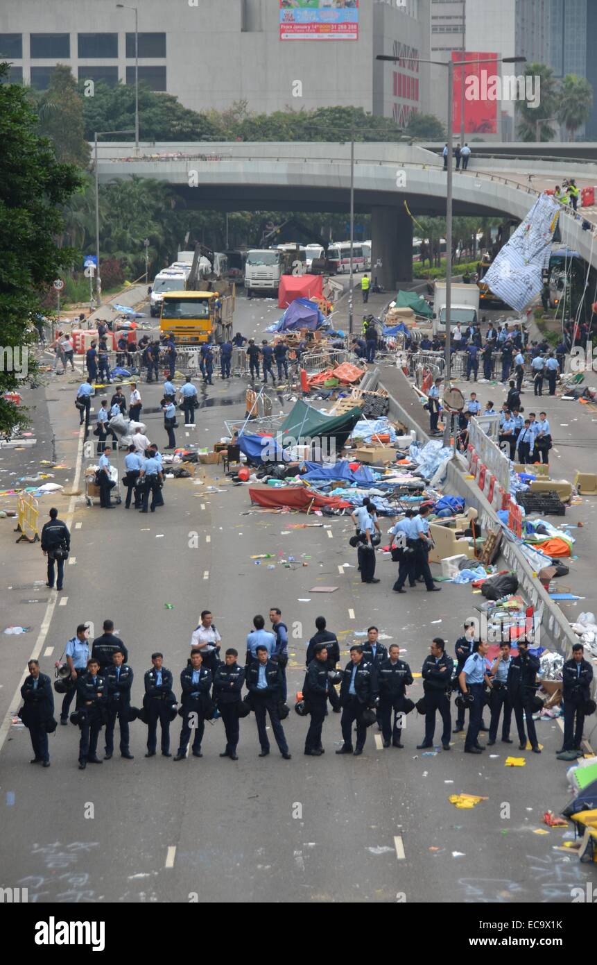 Hong Kong, Cina. 11 dicembre, 2014. Dopo 74 giorni di occupare Hong Kong protesta, polizia emanare una corte ingiunzione a rimuovere i manifestanti e il loro accampamento da Connaught Road Central. Le autorità avevano messo in guardia i manifestanti a lasciare in anticipo del gioco, ma un paio di pro-democrazia manifestanti sono rimasti, portando a una manciata di arresti. Credito: Stefan Irvine/Alamy Live News Foto Stock