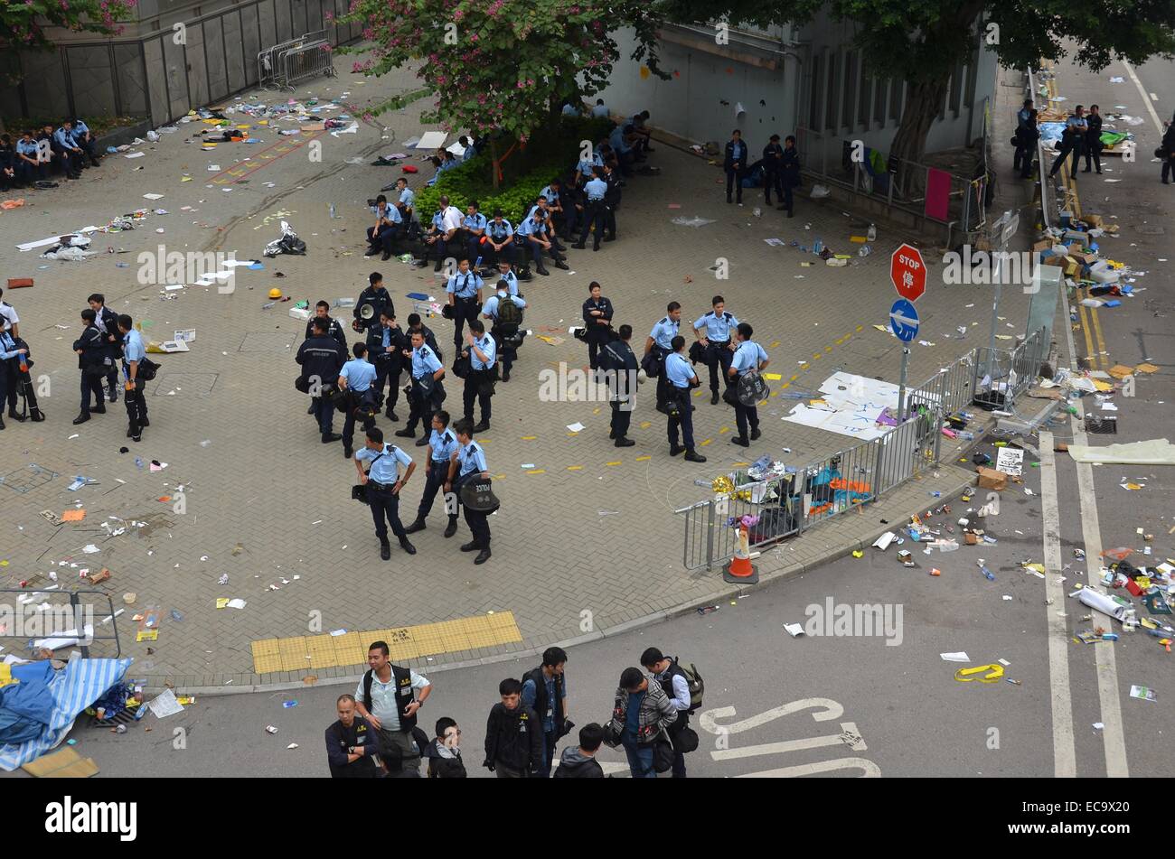 Hong Kong, Cina. 11 dicembre, 2014. Dopo 74 giorni di occupare Hong Kong protesta, polizia emanare una corte ingiunzione a rimuovere i manifestanti e il loro accampamento da Connaught Road Central. Le autorità avevano messo in guardia i manifestanti a lasciare in anticipo del gioco, ma un paio di pro-democrazia manifestanti sono rimasti, portando a una manciata di arresti. Credito: Stefan Irvine/Alamy Live News Foto Stock