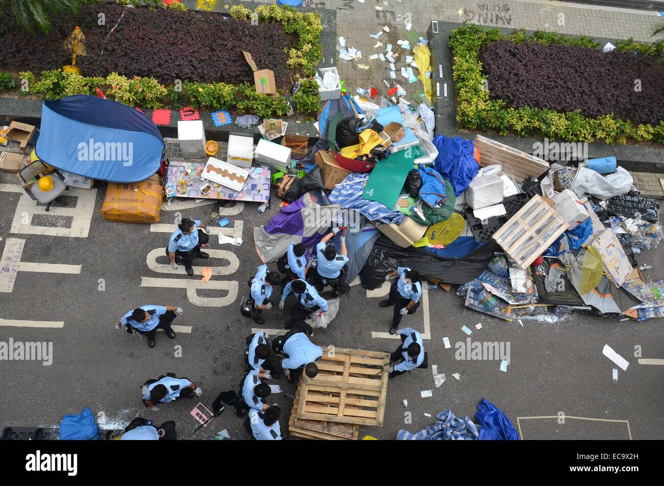Hong Kong, Cina. 11 dicembre, 2014. Dopo 74 giorni di occupare Hong Kong protesta, polizia emanare una corte ingiunzione a rimuovere i manifestanti e il loro accampamento da Connaught Road Central. Le autorità avevano messo in guardia i manifestanti a lasciare in anticipo del gioco, ma un paio di pro-democrazia manifestanti sono rimasti, portando a una manciata di arresti. Credito: Stefan Irvine/Alamy Live News Foto Stock