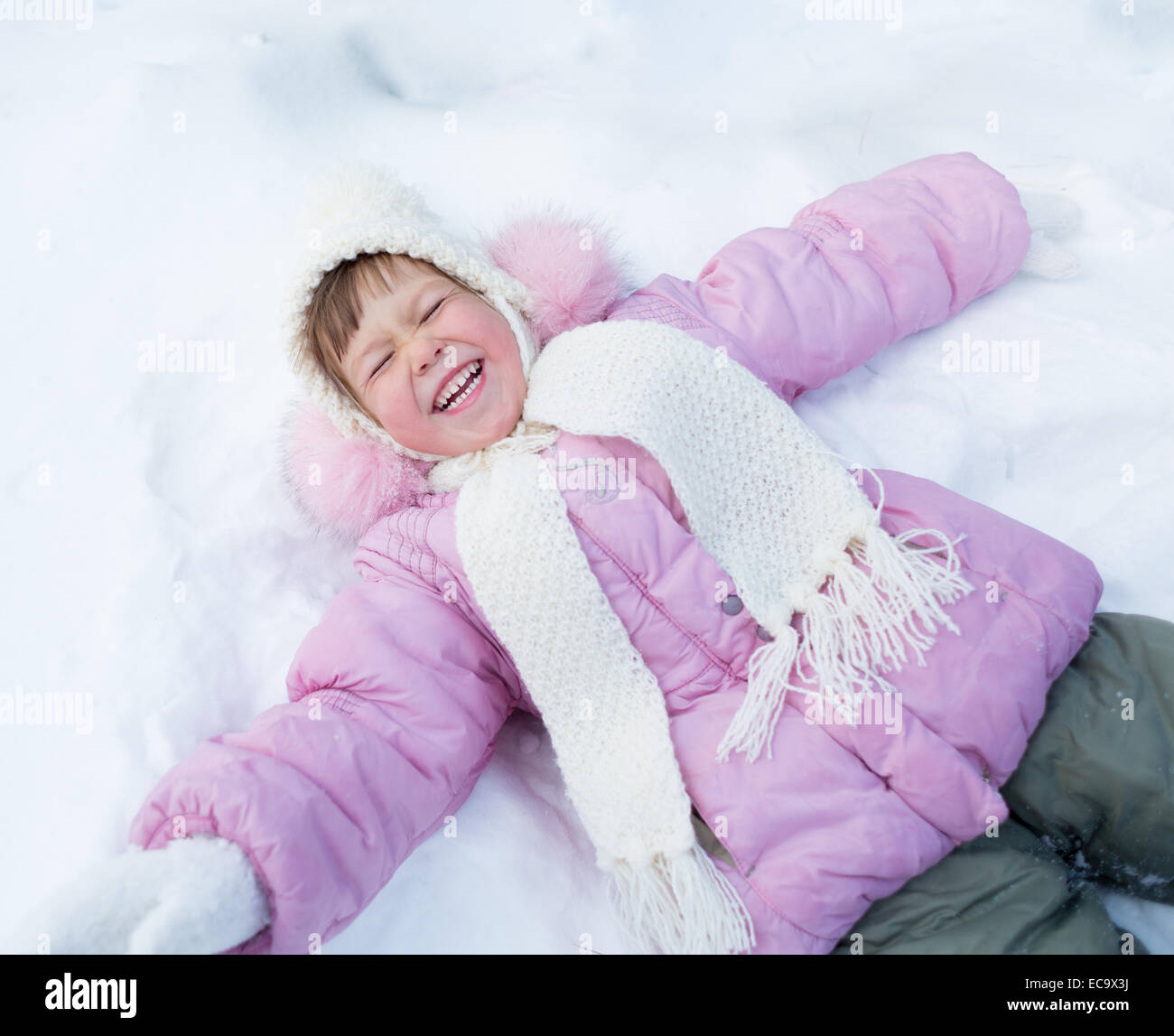 Capretto felice giacente sulla neve in inverno per esterno Foto Stock