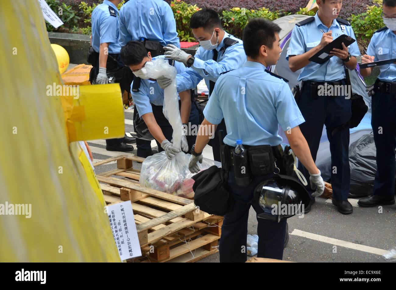 Hong Kong, Cina. 11 dicembre, 2014. Dopo 74 giorni di occupare Hong Kong protesta, polizia emanare una corte ingiunzione a rimuovere i manifestanti e il loro accampamento da Connaught Road Central. Le autorità avevano messo in guardia i manifestanti a lasciare in anticipo del gioco, ma un paio di pro-democrazia manifestanti sono rimasti, portando a una manciata di arresti. Credito: Stefan Irvine/Alamy Live News Foto Stock